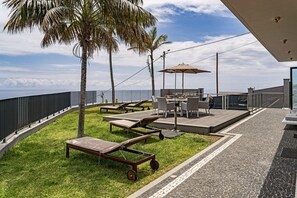 Outdoor dining - Vila Papagaio Verde, villa with sea view. (Funchal)