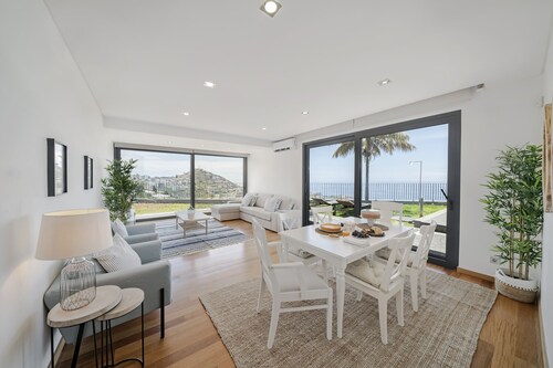 Vila Papagaio Verde, villa with sea view.