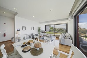Dining - Vila Papagaio Verde, villa with sea view. (Funchal)