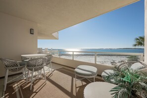 Outdoor dining - "Holiday Hideaway" New Reno! Beachfront Condo, Pool, Sundeck, View of Gulf (Destin)