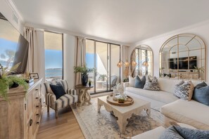 Een smart-tv, een dvd-speler en boeken