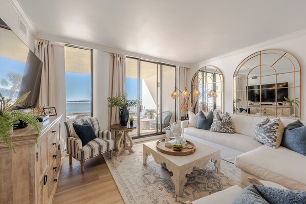 Smart TV, DVD player, books - "Holiday Hideaway" New Reno! Beachfront Condo, Pool, Sundeck, View of Gulf (Destin)