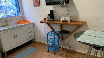 Cabin 2 guests | Private kitchen | Microwave, cookware/dishes/utensils