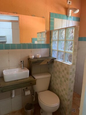 Ferienhütte | Badezimmer | Dusche, Handtücher, Toilettenpapier