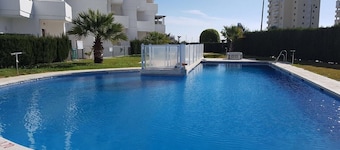 Leilighet med havutsikt, lys, koselig, vendt mot havnen, svømmebasseng, parkering, wifi.