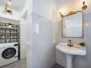 浴槽、ヘアドライヤー、タオル