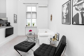 TV - Stylish Studio with Air Conditioning | The Strict Centre of Warsaw (Warszawa)