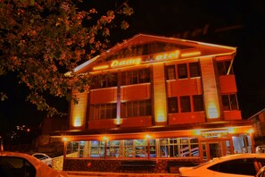 Fachada da propriedade à noite