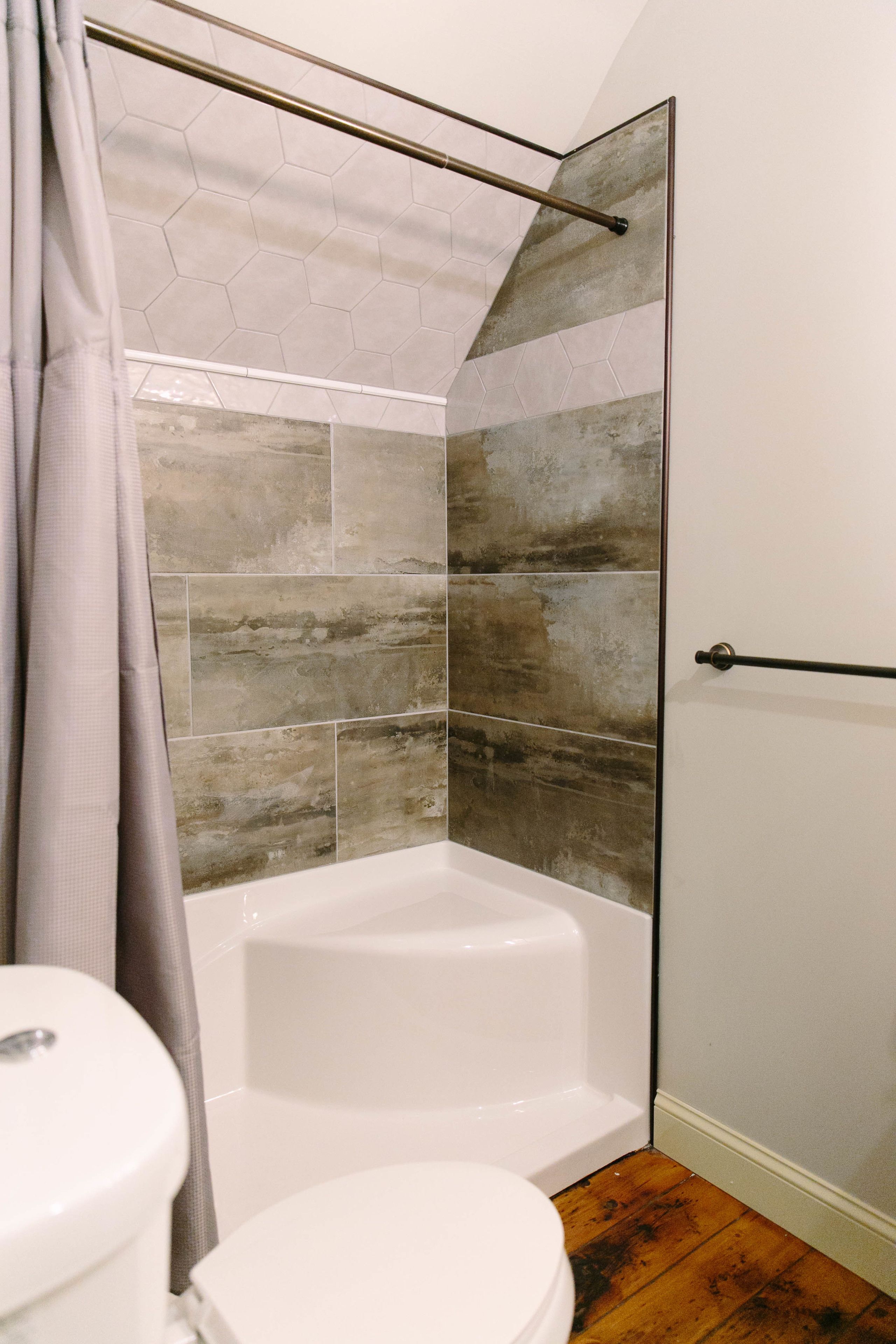 Une salle de bain avec une douche, des toilettes et une baignoire.