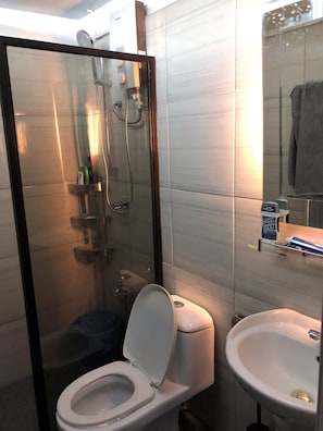 Executive Studio | Bathroom - Cozy Studio Apartment (Lapu-Lapu)