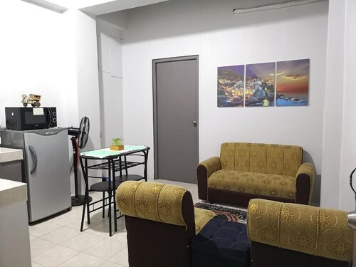 MOONSTONE: Comfy 1BR Flat | 5 mins from Subic w/ NETFLIX