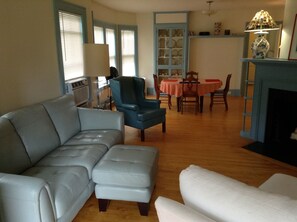 TV, DVD player, books, stereo - Quiet New England neighborhood - Greenfield, Ma. One guest only. (Greenfield)