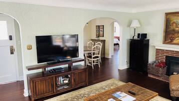 Smart-TV, Kamin, DVD-Player, Videothek