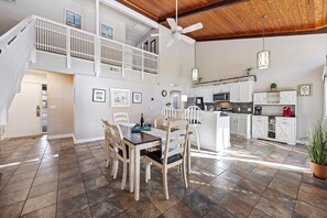 Dining - SeaPines, Beautifully updated, Walk to the Beach Club, Pet friendly (Hilton Head Island)