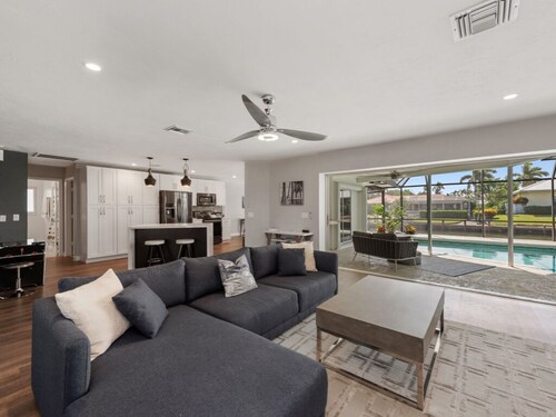 Waterfront private pool close to beach with southern exposure