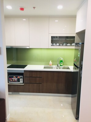 Réfrigérateur, micro-ondes, plaque de cuisson