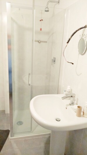 Dusche, Haartrockner, Bidet, Handtücher