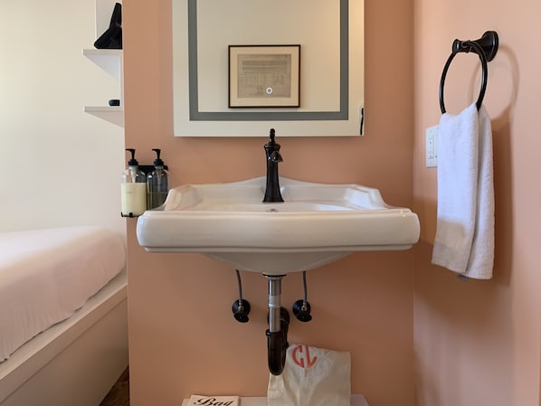 Quarto standard, 1 cama Queen, acessível | Pia do banheiro