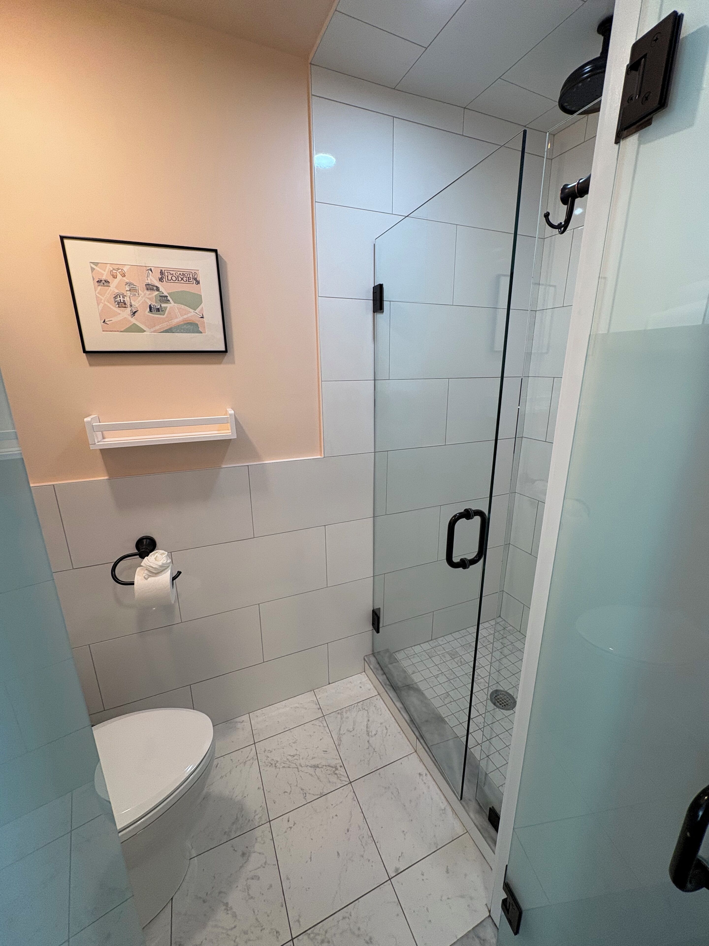 Bruser, brusehoved med spredningseffekt, hårtørrer, håndklæder