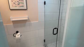 Ducha, cabezal de ducha tipo lluvia, secador de pelo y toallas