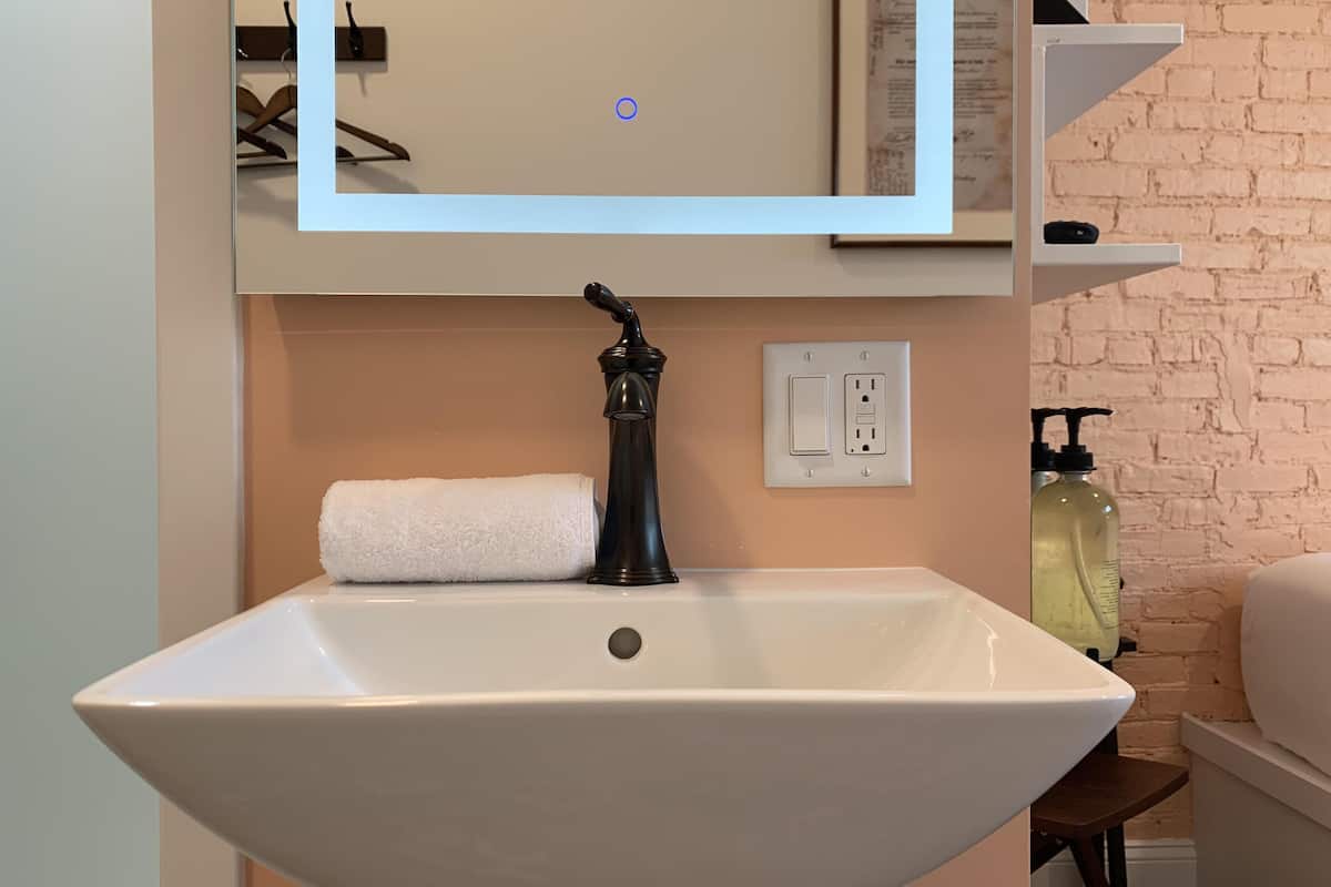 standard room (king quarters with twin loft) | bathroom sink