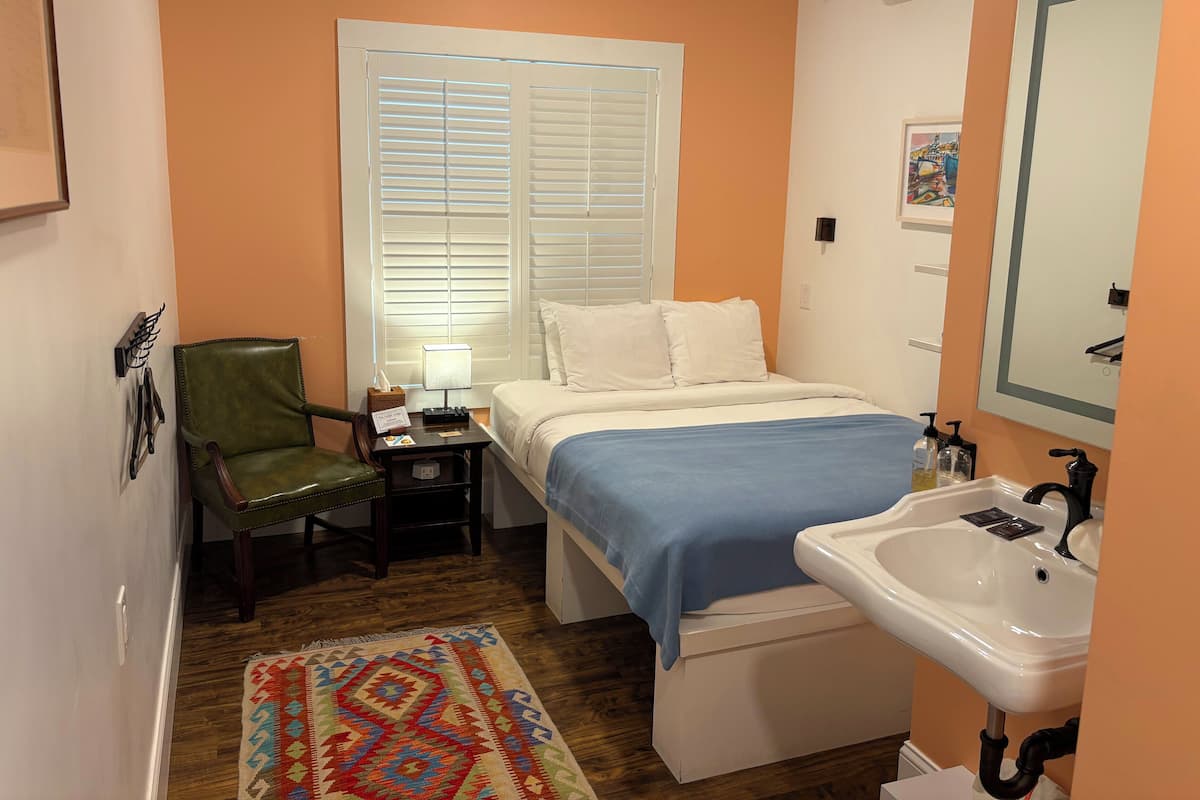 Standard Room, 1 Queen Bed, Accessible