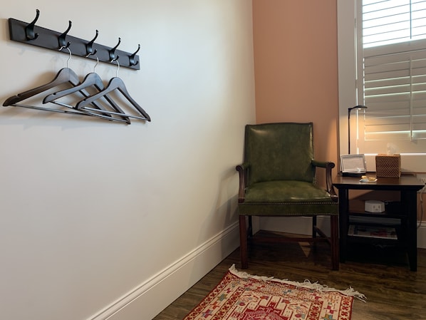 Habitación estándar, 1 cama Queen size, con acceso para personas discapacitadas | Ropa de cama de alta calidad y decoración personalizada