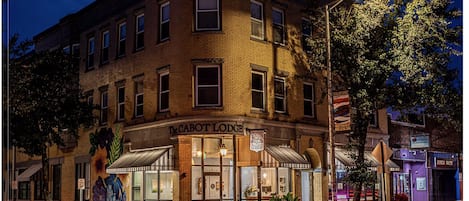 Vista frontal de la propiedad