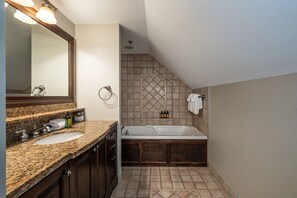 Dusche, Whirlpool, Haartrockner, Handtücher
