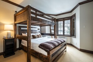 3 chambres, bureau, fer et planche à repasser, lit parapluie