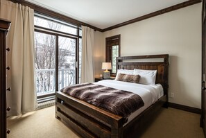 3 bedrooms, desk, iron/ironing board, travel crib - Tremblant Prestige - Bondurant 95-15 (Mont-Tremblant)