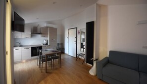 Una televisión de pantalla plana