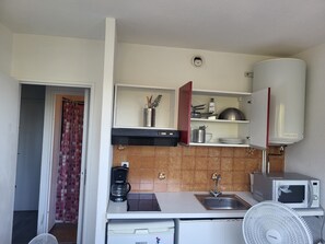 Refrigerador, microondas, parrilla de estufa y cafetera y tetera