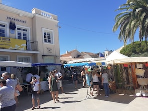 A bustling outdoor market with various stalls and people. - The Serene Cocoon – Harbor & Pool View – Duo (Saint-Mandrier-sur-Mer)