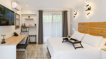 Ropa de cama de alta calidad, minibar, muebles diferentes y escritorio