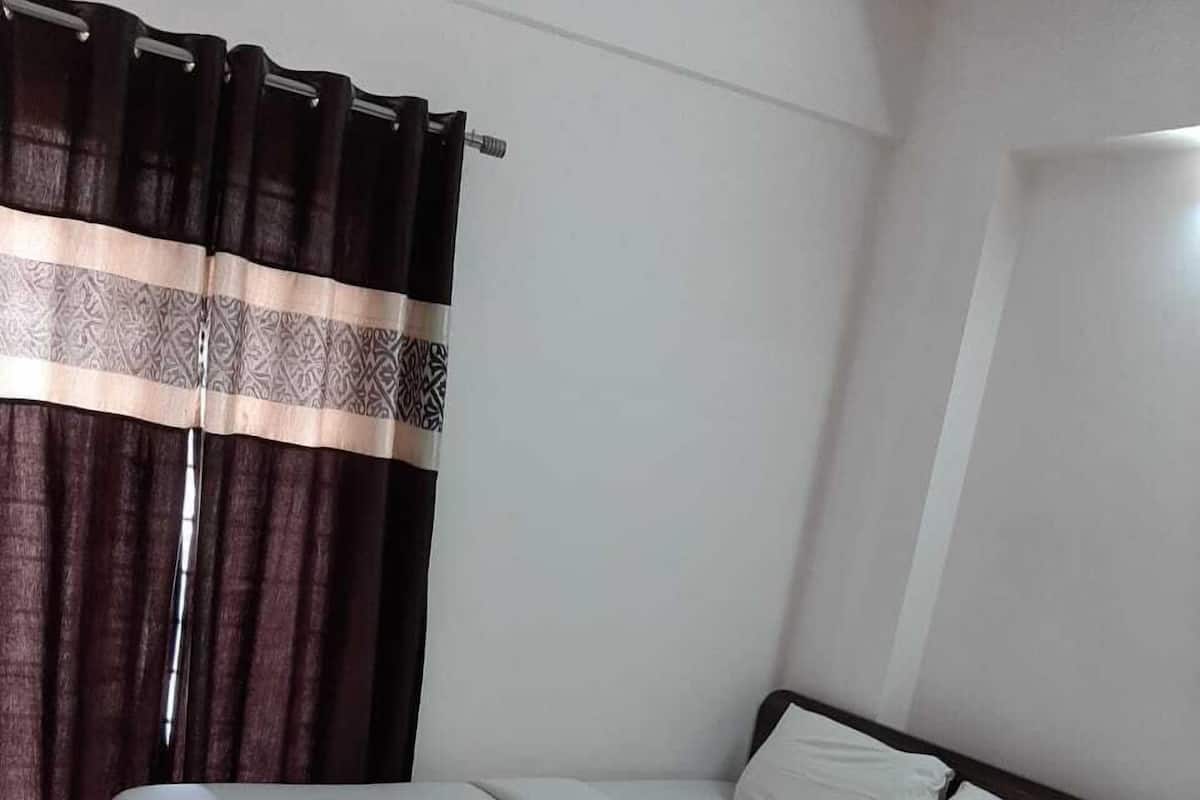 1 habitación, caja de seguridad en la habitación y escritorio 