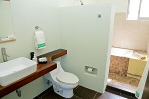 Comfort Villa, 4 Bedrooms | Bathroom | Bidet, soap, toilet paper - Heavenly Villa Huatulco (Santa María Huatulco)