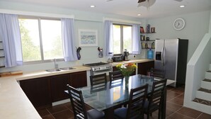 Comfort Villa, 4 Bedrooms | In-room dining - Heavenly Villa Huatulco (Santa María Huatulco)