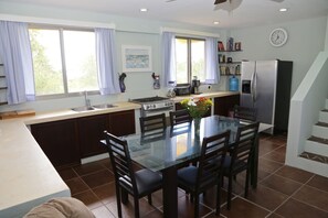 Comfort Villa, 4 Bedrooms | In-room dining - Heavenly Villa Huatulco (Santa María Huatulco)