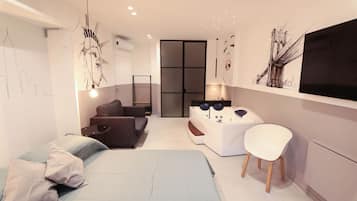 Studio Suite (Nord America) | Premium bedding, down comforters, memory foam beds, in-room safe