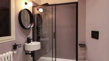 Studio Suite (Nord America) | Bathroom | Shower, free toiletries, hair dryer, towels
