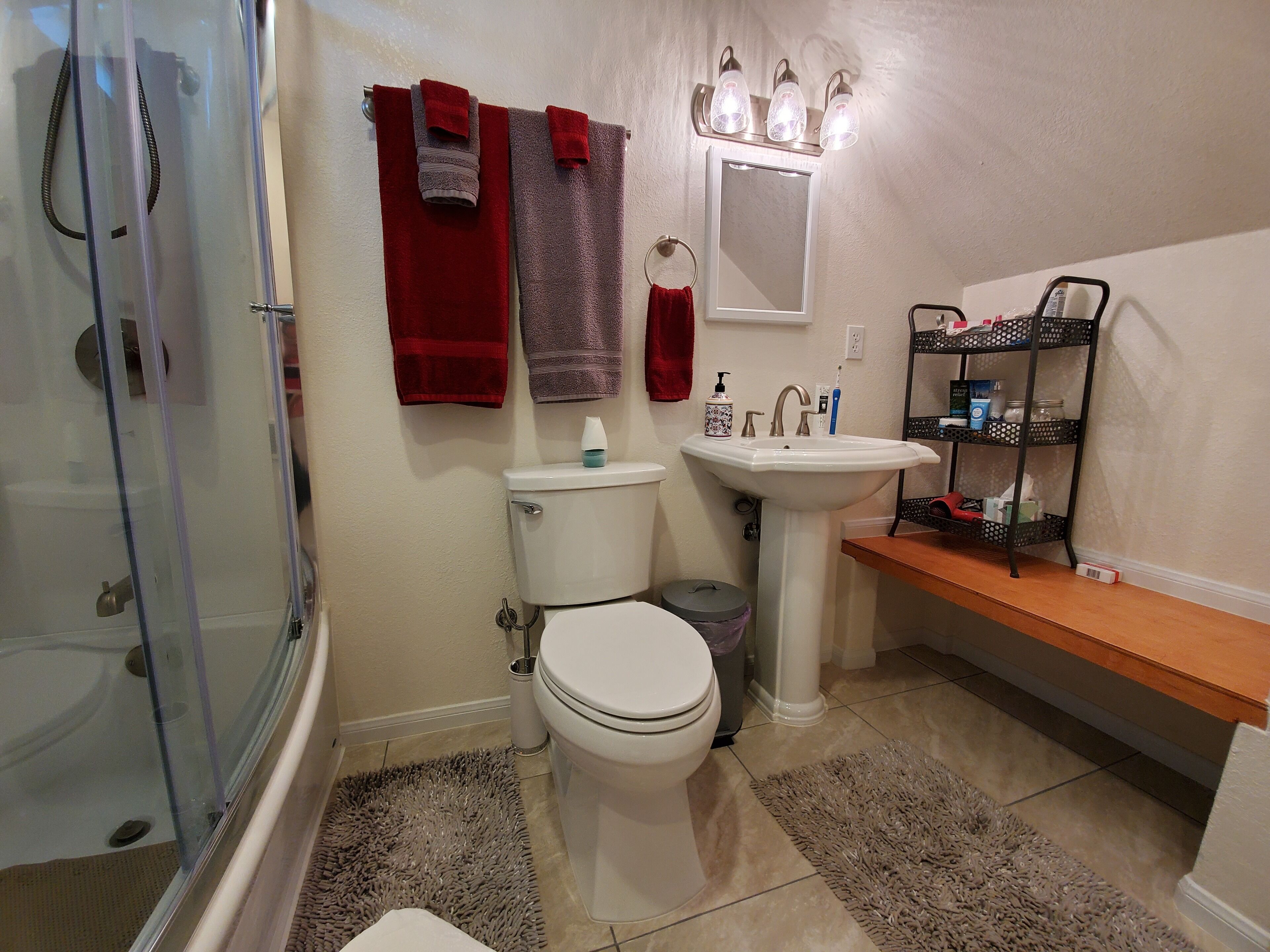 Duschwanne, Haartrockner, Handtücher, Seife