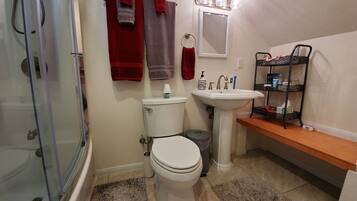 Duschwanne, Haartrockner, Handtücher, Seife