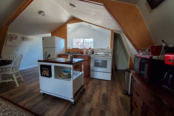 Frigorifero, microonde, forno, piano cottura