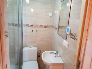 Shower, rainfall showerhead, towels, soap - Domki Gorce Klikuszowa (Nowy Targ)
