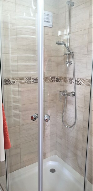 Badkamer met douche