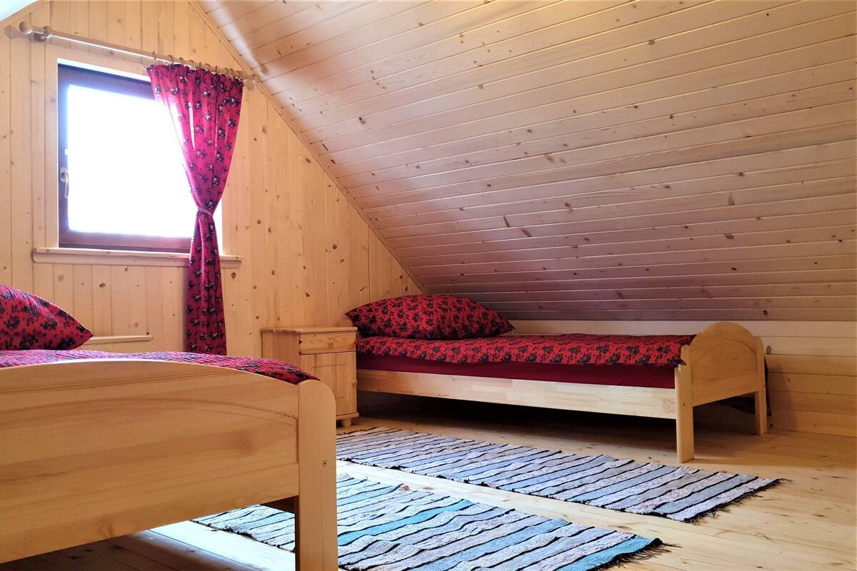 2 bedrooms, iron/ironing board, cribs (free), WiFi (free)