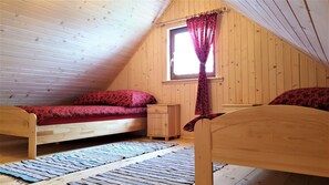 2 soverom, strykejern/-brett og barnesenger (inkludert)