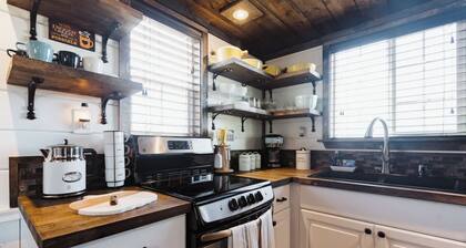 Secluded retreat/Remote office/City Escape TINY HOUSE/100 acre ranch/Livermore