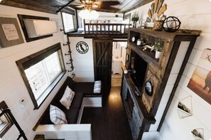 Smart TV, fireplace